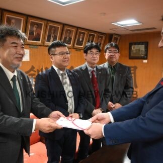 マリモ生育環境保全で釧路市に１５万円寄付　盛り上げ隊【釧路市】(2024-12-11)