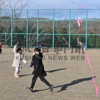自作たこ 師走の空に舞う　庶路学園でイベント【白糠】(2024-12-27)