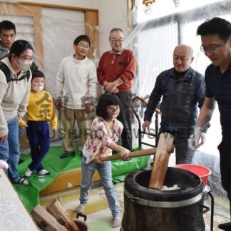 釧路八幡宮で餅つき、子供ら雑煮に舌鼓【釧路町】(2024-12-31)