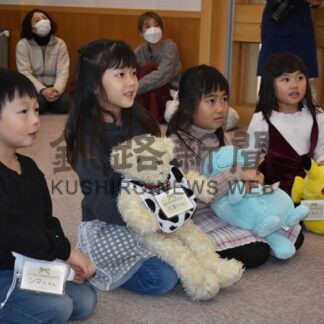 縫いぐるみ図書館にお泊まり　子供が読み聞かせ楽しむ【別海】(2024-12-26)