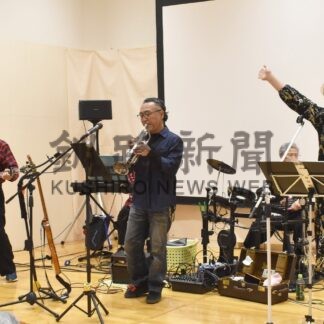 懐かしの昭和歌謡披露　ときわ台ヒルズ「柳の舞」入居者と交流【釧路市】(2024-12-10)