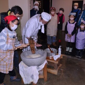 お供え餅つくろう「ぺったん」　市立博物館、伝統行事体験、クイズも【釧路市】(2024-12-29)