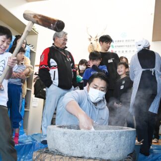 年の瀬 伝統文化で　曙町内会で餅つき復活【釧路町】(2024-12-18)