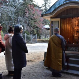 阿寒湖温泉正徳寺観音堂の改修祝う　木彫作家藤戸さん作、樹霊観音像一般公開【釧路市】(2024-12-30)