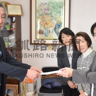 クリスマス会費用をまりも学園に寄付　釧路更生保護女性会【釧路市】(2024-12-26)