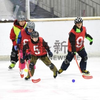 氷上滑る楽しさ体験　山花小中の児童らスケート学習【釧路市】(2024-12-19)