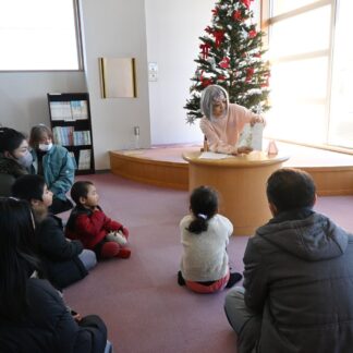 読み聞かせ楽しむ　友弥．さんゲストに【釧路市】(2024-12-18)