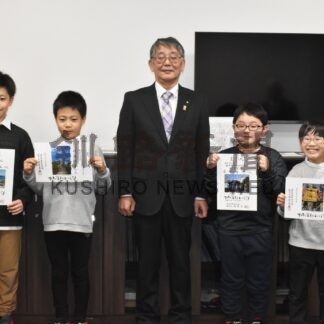 児童４人に教育長賞贈呈　「歴史スタグラム」の表彰式【根室】(2024-12-02)