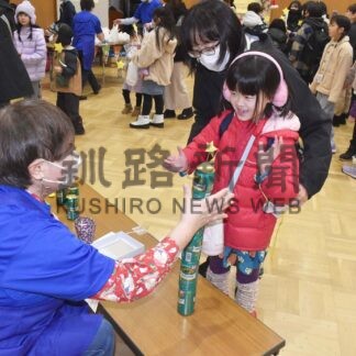 Ｘマス ゲーム、贈り物に笑顔　こども食堂がイベント【根室】(2024-12-26)