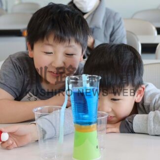水の不思議、実験で体験　わくわく科学教室【根室】(2024-12-31)