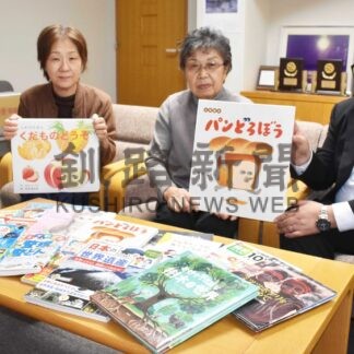 古本市収益で新刊寄贈　町図書に読書サークル東雲【別海】(2024-12-18)