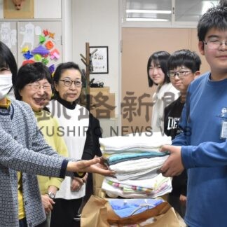 釧路市内４小学校へ手縫い雑巾800枚寄贈　コスモス北グループ【釧路市】(2024-12-12)