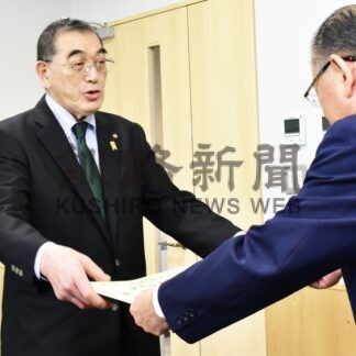遠藤市議に道社会貢献賞伝達　地方自治に長年尽力【根室】(2024-12-31)