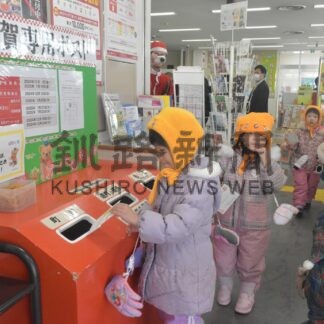 園児 年賀状ポストに投函_1(2024-12-17)