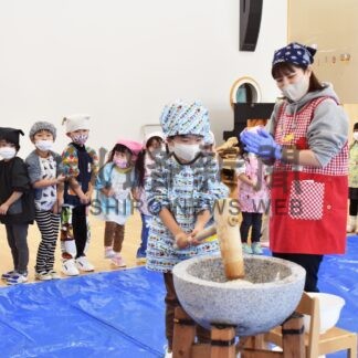 餅つきに元気な掛け声、年中、年長園児が挑戦　釧路ひまわり幼稚園【釧路市】(2024-12-26)