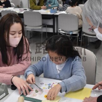 押し花万華鏡きれいにできた　子供たち体験【根室】(2024-12-31)