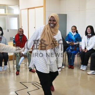 書道や折り紙体験　ＪＩＣＡ研修員、白糠高生と交流【白糠】(2024-12-04)