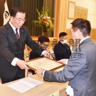 地域貢献たたえ個人団体に感謝状　２４年度町表彰式【標津】(2024-12-16)