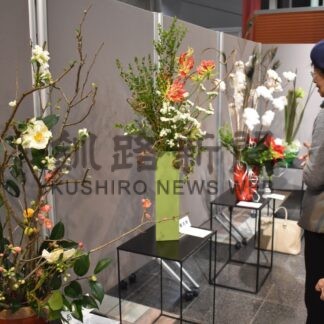 Ｘマスや正月の生け花作品並ぶ　草月流北海道支部釧路会【釧路市】(2024-12-07)
