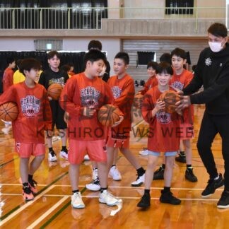 レバンガ北海道社長の折茂さん、標津でバスケ教室【標津】(2025-01-20)