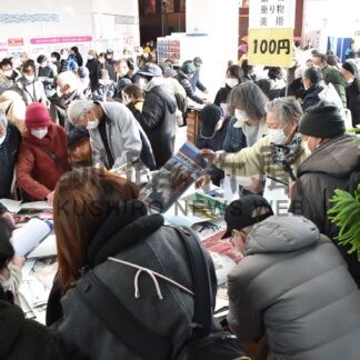 カレンダー求め盛況　１２日までリサイクル市【釧路市】(2025-01-12)