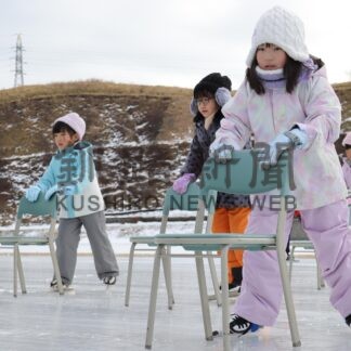 上手に滑れたよ！　根室で小学生スケート教室【根室】(2025-01-21)