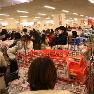お目当ての商品求め　イオン釧路店で初売り【釧路町】(2025-01-03)