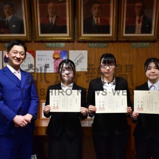 茶道エッセイで入賞　道教大釧路校の３人、鶴間市長に受賞報告【釧路市】(2025-01-31)