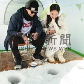 ワカサギ釣りに笑顔　あいすランド阿寒【釧路市】(2025-01-19)