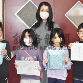 本貸し出し上位学級たたえ　市図書館、北斗小皮切り表彰式【根室】(2025-01-26)