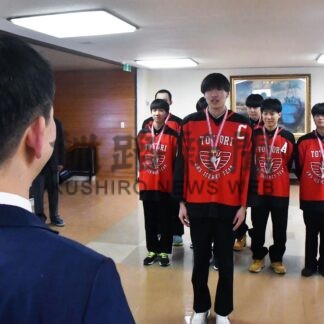 全中アイホ「全国制覇」　鳥取中が市長表敬【釧路市】(2025-01-15)