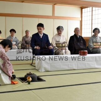 「初釜」で伝統の雰囲気味わう　茶道表千家同門会釧路支部【釧路市】(2025-01-20)