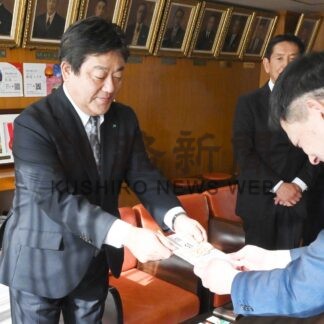 ＪＴが市へレトルトカレー寄贈　生活困窮者支援【釧路市】(2025-01-15)