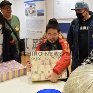 １億円模擬紙幣 重い　日銀親子見学会【釧路市】(2025-01-09)