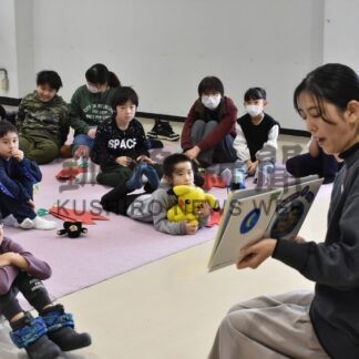 縫いぐるみと一緒に絵本楽しむ【弟子屈】(2025-01-20)