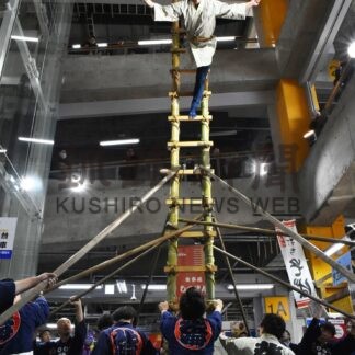 はしご乗り 威勢良く　ＭＯＯで出初め式【釧路市】(2025-01-03)