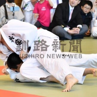 柔道小学 太平洋武徳館、中学 釧共栄制す　全道少年優勝大会釧根地区予選【釧路市】_1(2025-01-20)
