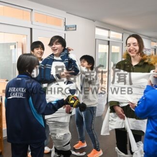 英語交えゲーム楽しむ　ＡＬＴと町内小中生交流【白糠】(2025-01-16)