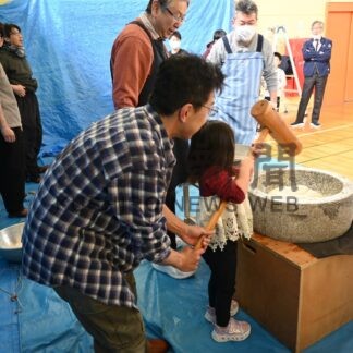 「よいしょ」元気に餅つき　こめしんがまりも学園で交流【釧路市】(2025-01-27)