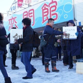 新春初売りに長蛇の列　道の駅しらぬか恋問【白糠】(2025-01-04)