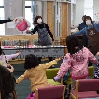 絵本読み聞かせ楽しむ　おはなしネットぼんぼん、図書館でイベント【釧路市】(2025-01-14)