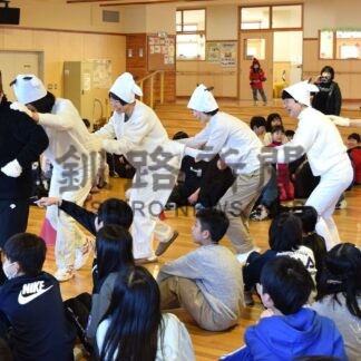 釧路小児童ら真剣なまなざし　演劇の世界満喫【釧路市】(2025-02-06)