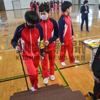 高齢者のサポート学ぶ　北中生が疑似老人体験【釧路市】(2025-02-24)