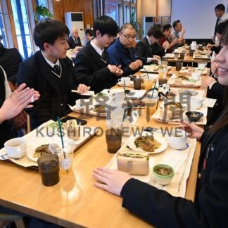 雑海藻餌の肉牛「柔らかい」　高校生ら試食(2025-02-11)