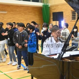 卒業ソング「一歩前へ」披露　木原さんと児童制作、湖畔小で送る会【釧路市】(2025-02-21)