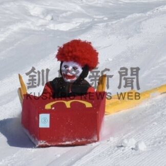 仮装そり大会 速さ競う　スキー場まつりもにぎわう【標津】(2025-02-19)