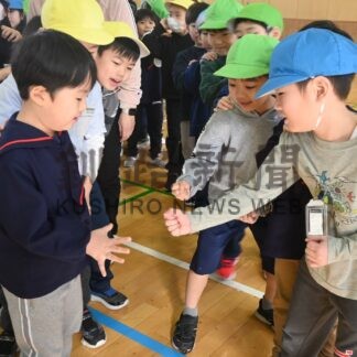 １年生とゲームで遊んだよ　昭和小で園児体験入学【釧路市】(2025-02-07)