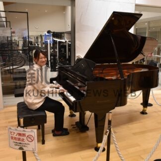 神奈川の木内さんピアノ寄贈　鶴居村音楽祭に感動【鶴居】(2025-02-13)