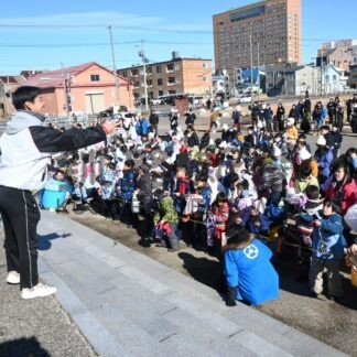 餅まき、クイズに笑顔　冬まつり最終日にぎわう【釧路市】(2025-02-03)