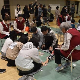 われ先に札追う　防火かるた小学生大会【釧路市】(2025-03-01)